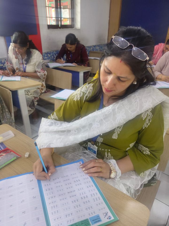 Teacher practising handwriting during a Winaum Learning training session