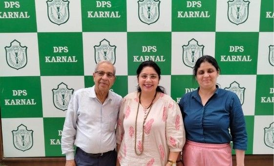 Winaum Learning trainer with school leadership at DPS Karnal